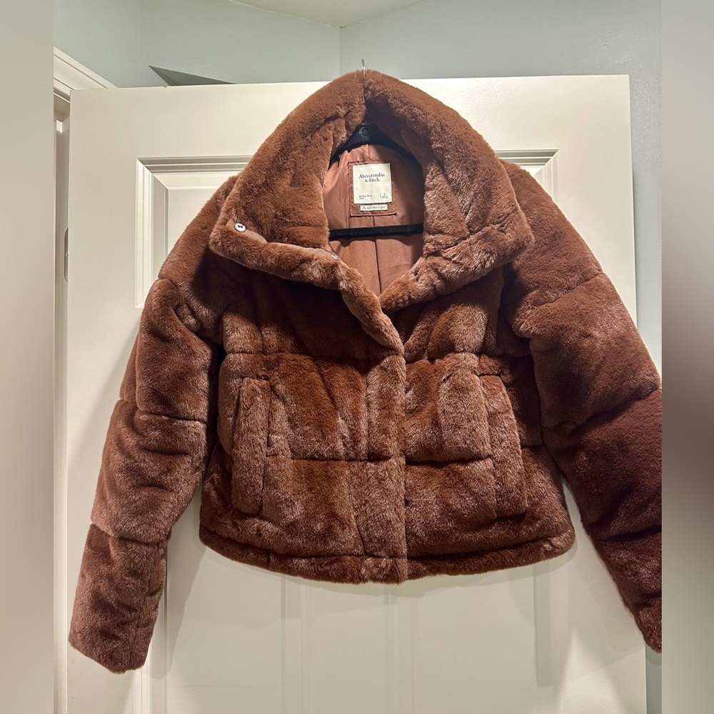 Abercrombie & Fitch. Mini Faux Fur Short Puffer Jacket. Size Small.